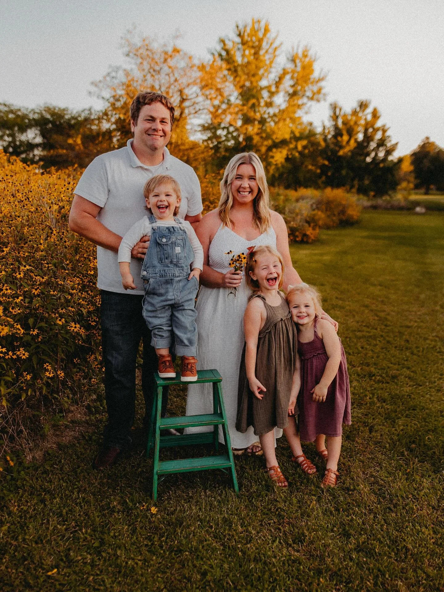 thankful for this sweet fam of mine 🤎

some of my faves from our wildflower minis session with @redmaple_photography