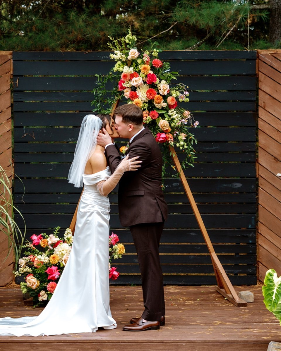 That first kiss as newlyweds 💍✨
The nerves fade, the music swells, and everything feels just right. Whether it&rsquo;s 20 guests or 200, this moment always hits different.

Soundtracking it? That&rsquo;s where we come in. 🎶
📸: @jessicamannsphotogr