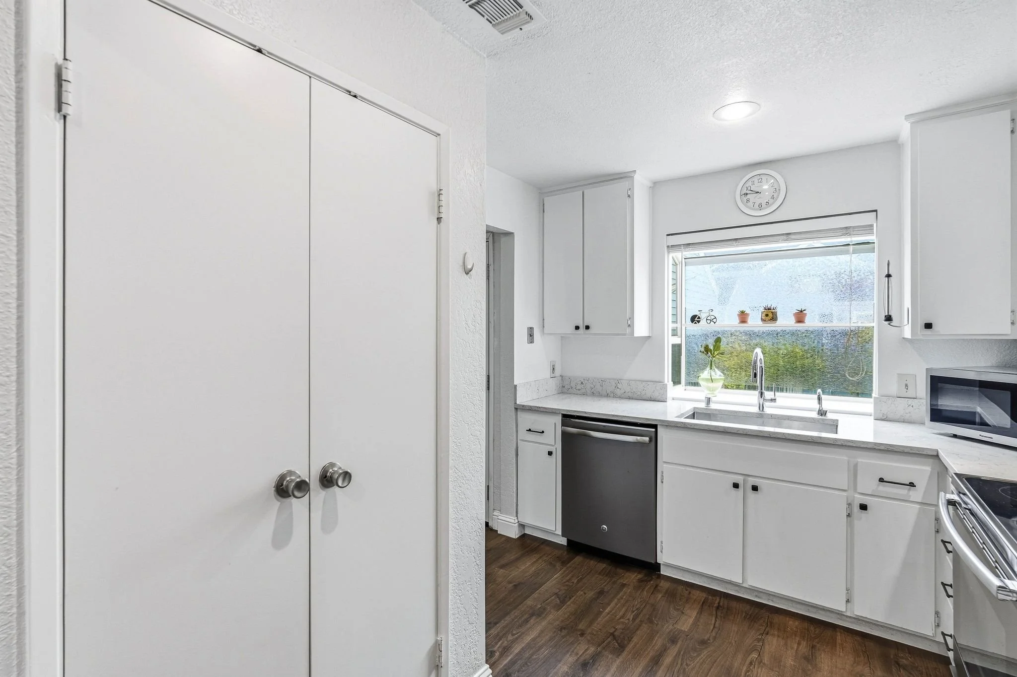 5947 Main Ave-18.jpg