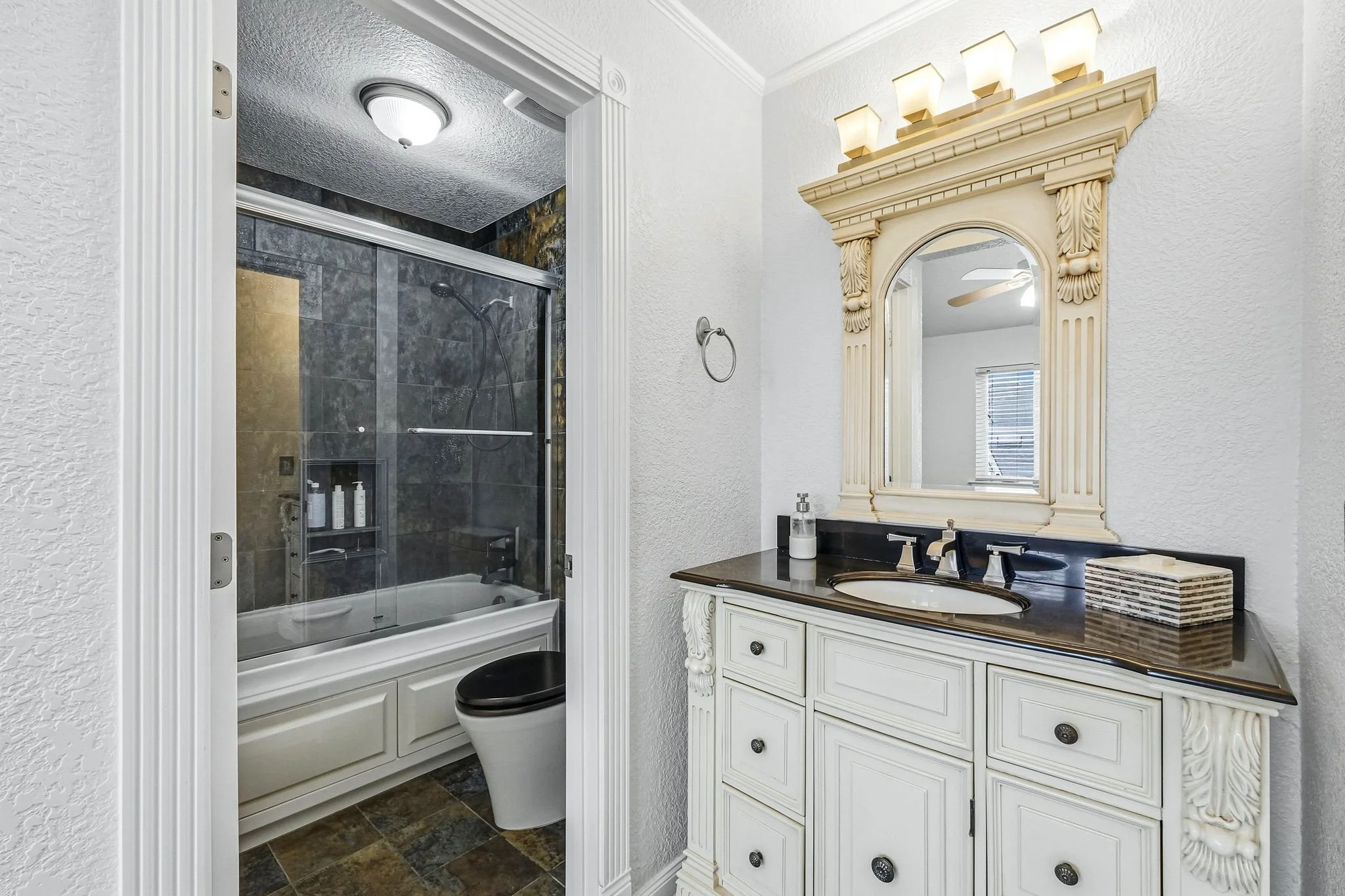 5947 Main Ave-34.jpg