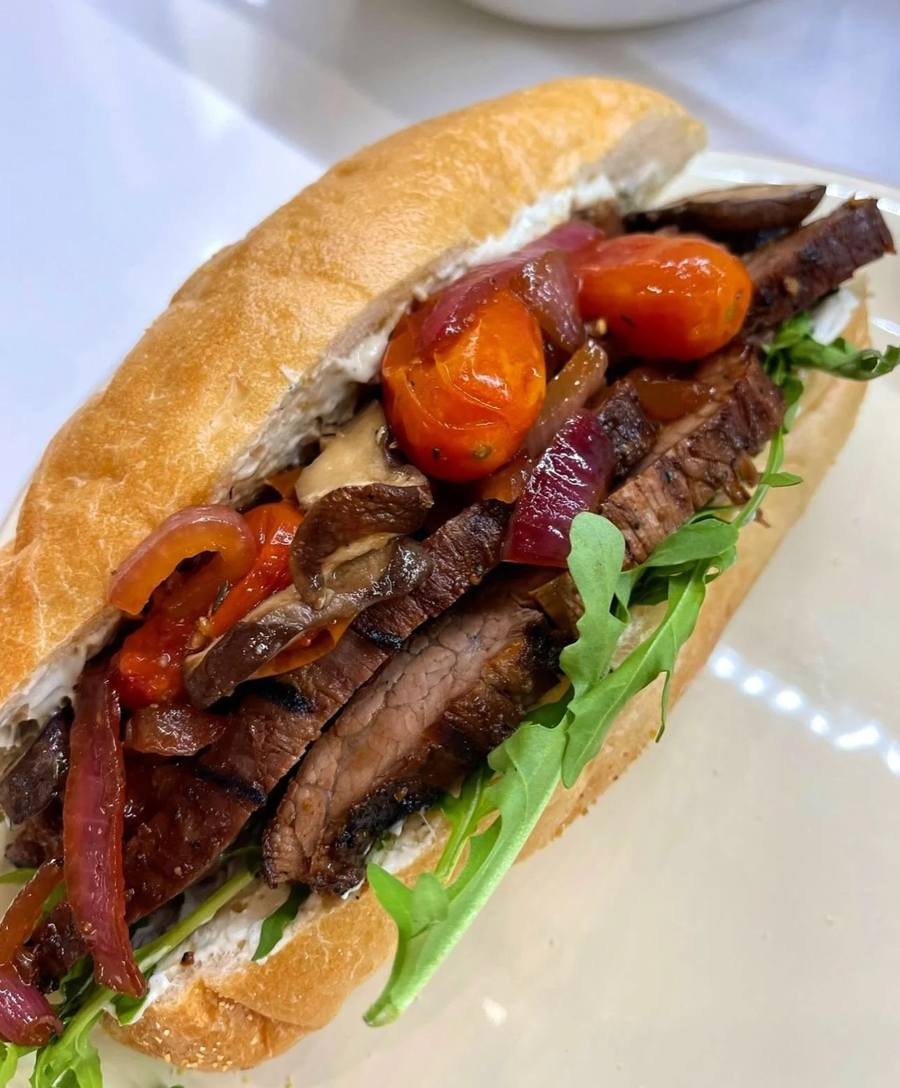 Sometimes you just need a fat n juicy sandwich&hellip; roasted garlic butter toasted gluten-free roll, grilled steak, balsamic onions, herb&rsquo;d mayo, roasted shrooms &amp; cherry tomatoes, peppery arugula. 

#glutenfree #glutenfreefood #celiac #p