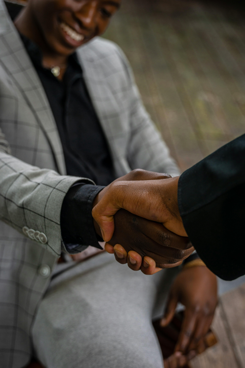 Business owner and Toronto accountant shaking hands in a collaborative client partnership.