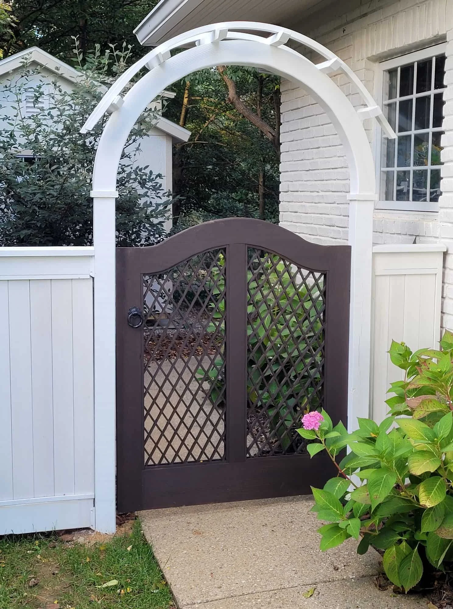  Curves and Lattice in Garden Gate Design