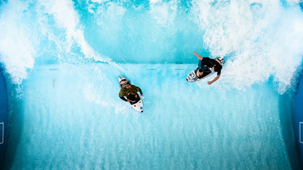 Vue aérienne deux surfeurs vague artificielle Lyon