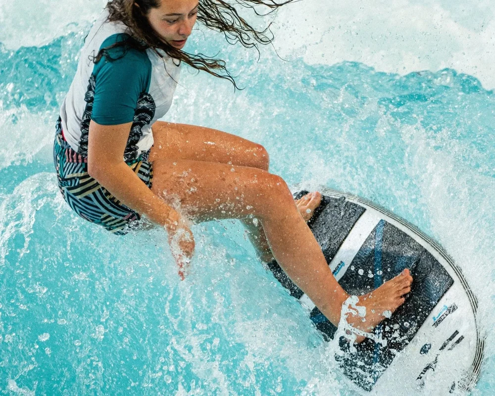 Rider en manœuvre sur la vague du City Surf Park