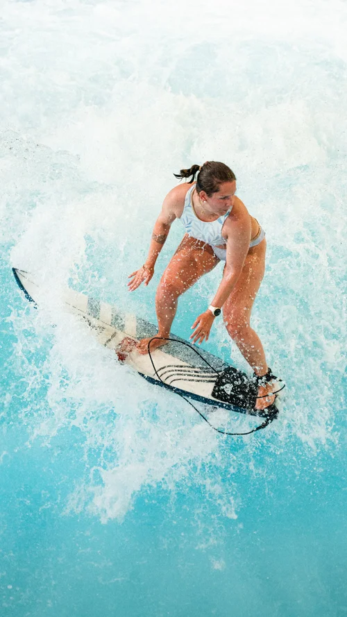 Femme planche surf City Surf Park