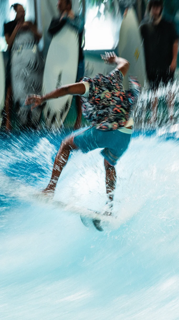 Jeune surfeur vague indoor Lyon