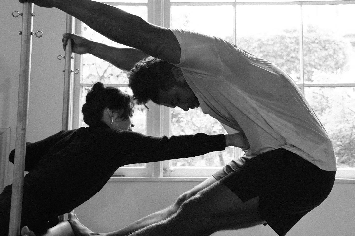 Captured @beverly.0.pilates working with her student Ryan last week &mdash; such a beautiful reminder of the intention and precision behind true classical Pilates.
As someone who also trains with Beverly, it was inspiring to document the work from a 