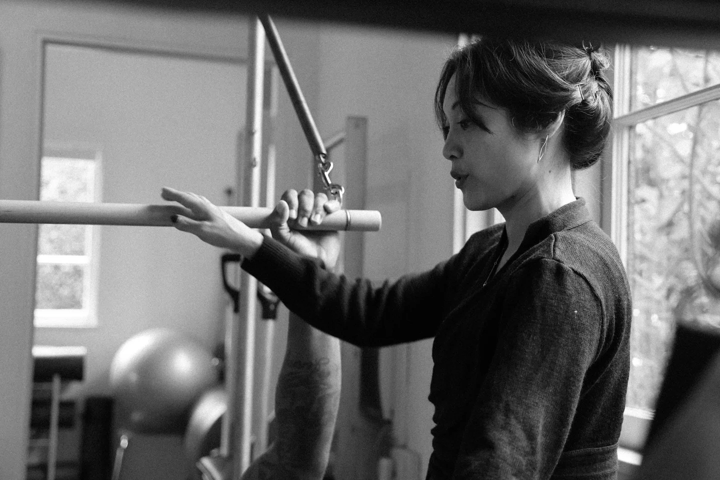 Captured @beverly.0.pilates working with her student Ryan last week &mdash; such a beautiful reminder of the intention and precision behind true classical Pilates.
As someone who also trains with Beverly, it was inspiring to document the work from a 