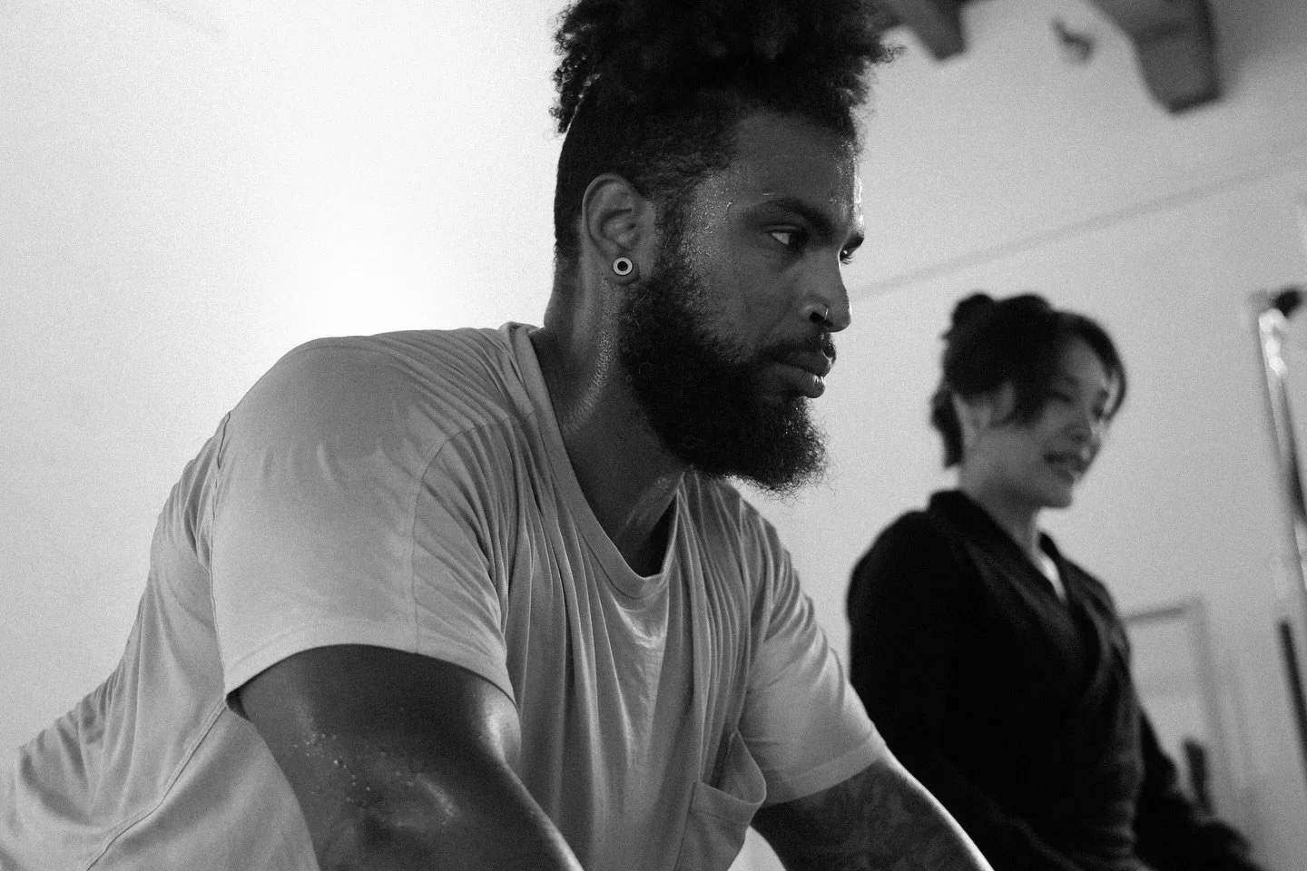 Captured @&zwnj;beverly.0.pilates working with her student Ryan last week &mdash; such a beautiful reminder of the intention and precision behind true classical Pilates.
As someone who also trains with Beverly, it was inspiring to document the work f