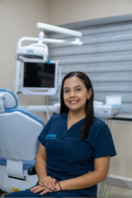 Una dentista sonriente en un consultorio dental con equipo dental moderno.