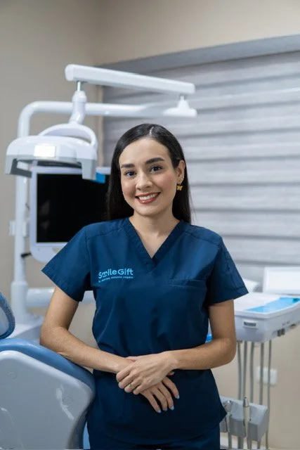 Una dentista sonriente en un consultorio dental con equipo dental moderno.