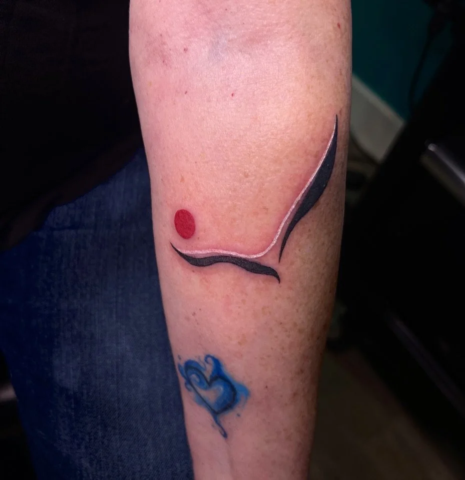Cutie little abstract bird & sun design Laurie picked✨
Thank you @sensitive__creature for demonstrating color packing on this sun! 
.
.
.
.
#portlandtattoos #pdxink #oregonink #portlandtattooartist #pdxart #portlandtattoostudio #portlandtattooco