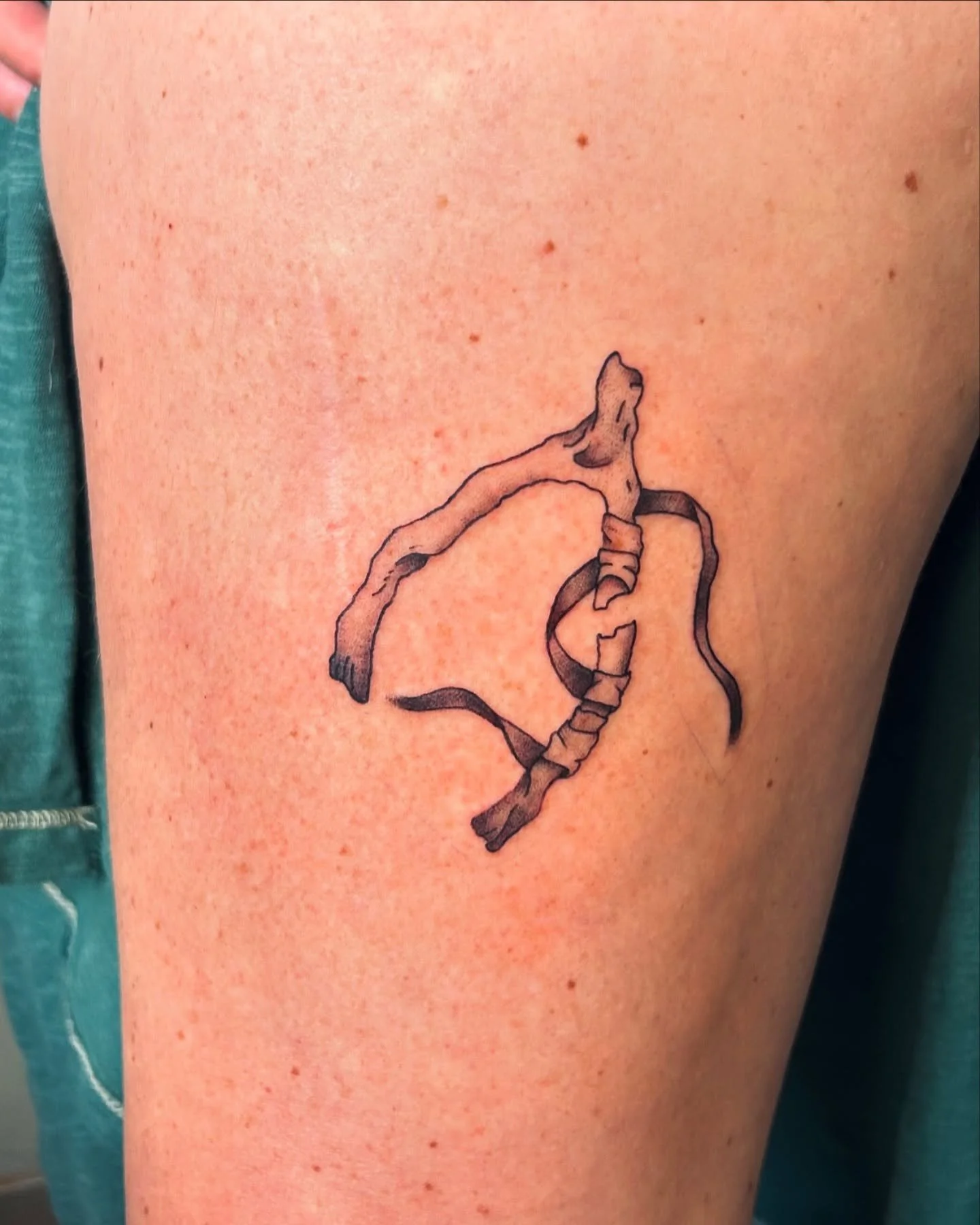 It means the world to me when my art resonates deeply with others. This lucky wishbone wrapped in ribbon holds such profound significance for Mandy. I’m honored she adopted “Fate’s Fragment” to forever be a part of her story ?
