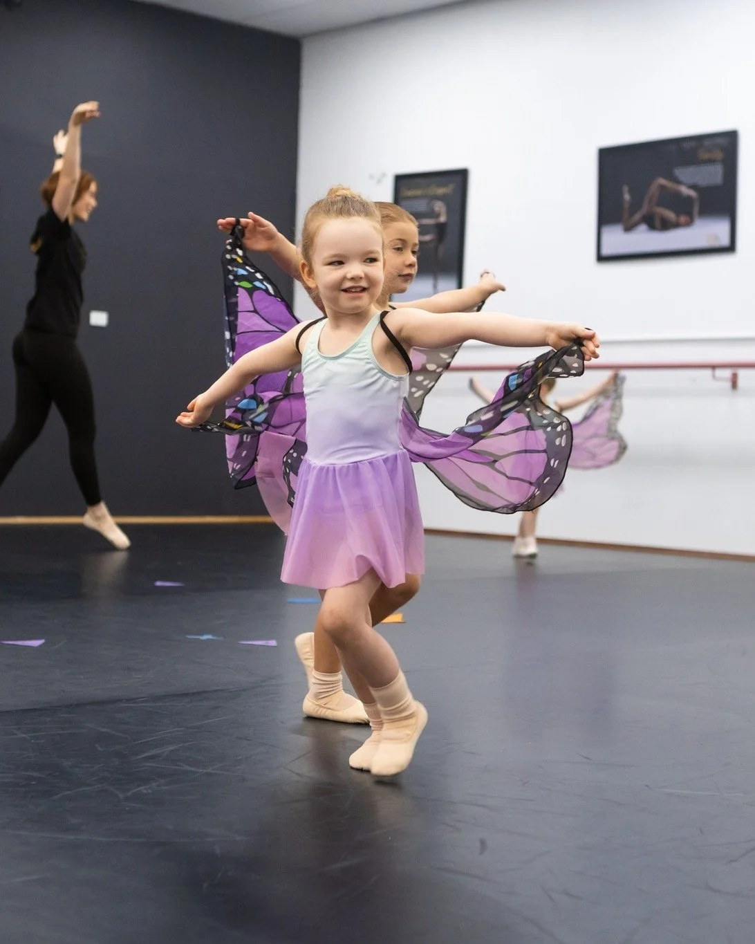 Finding Their Wings in our Little Wings Kindy Program ✨🦋

In our Little Wings Kindy program, we watch the most beautiful transformations unfold. From tentative first steps to confident twirls, our little dancers slowly find their wings and begin to 