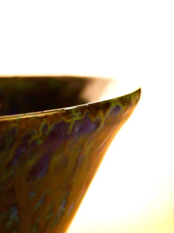 ¿Cuál es la verdadera función del ceramista?
¿Crear o destruir? ¿ O esperar pacientemente a que el horno decida si hoy nos quiere o no?
Algunos dicen que somos artesanos, otros que somos artistas, y algunos —