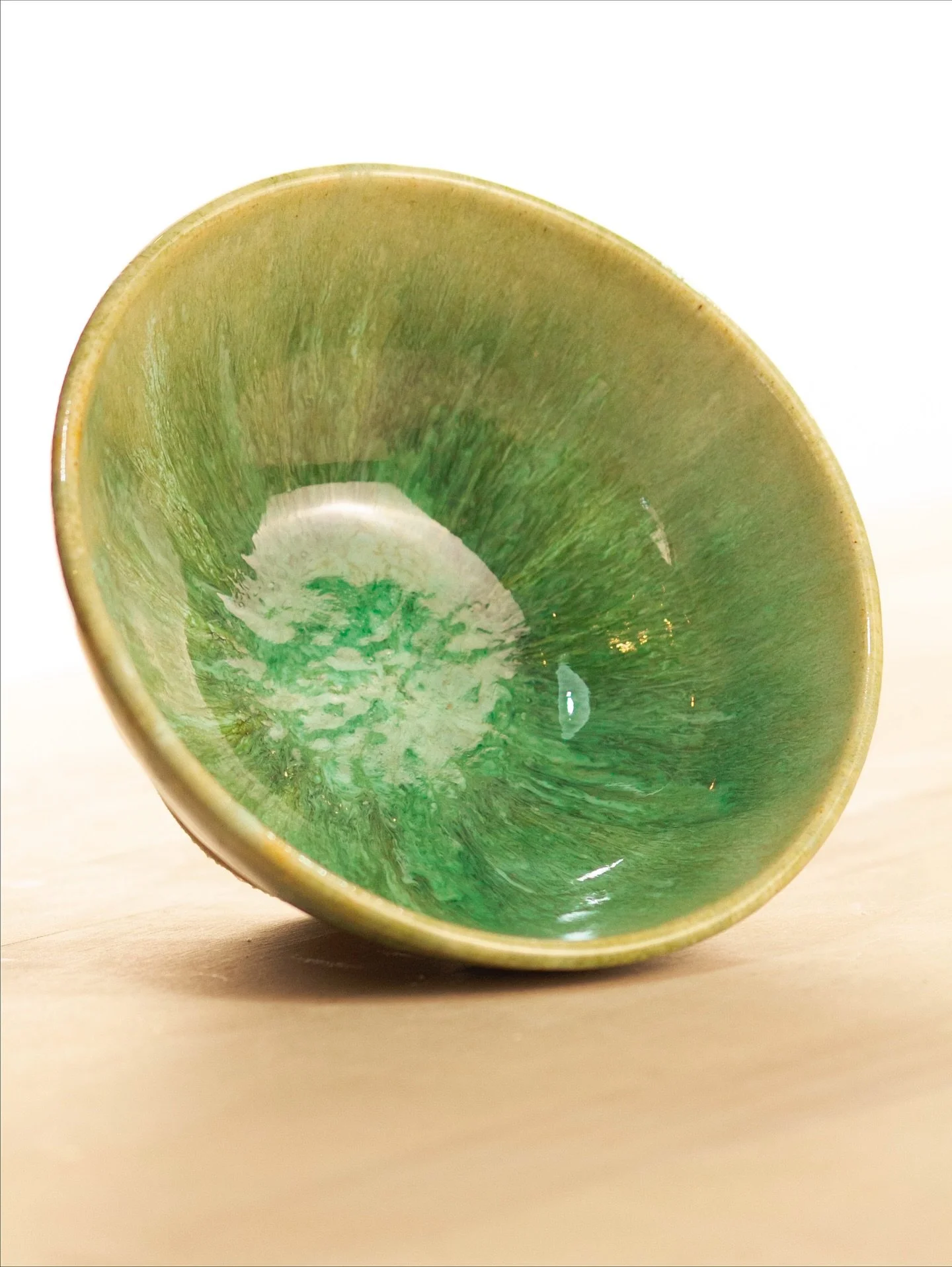 Dicen que el primer objeto que el ser humano cre&oacute; no fue una espada, ni una estatua: fue un cuenco.
Un peque&ntilde;o vac&iacute;o para sostener algo, el grano, la comida, la vida.
Algo tan simple&hellip; y tan infinito.

Debemos recordar que 