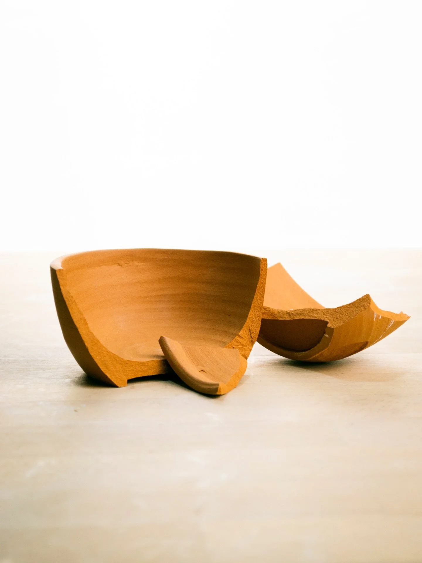 Las piezas rotas.
El poema favorito del universo para recordarnos que, s&iacute;, somos ceramistas&hellip; pero no magos.

Si hoy se te quebr&oacute; algo, respira.
No eres un fracaso, no eres un desastre, no eres &ldquo;esa persona que deber&iacute;