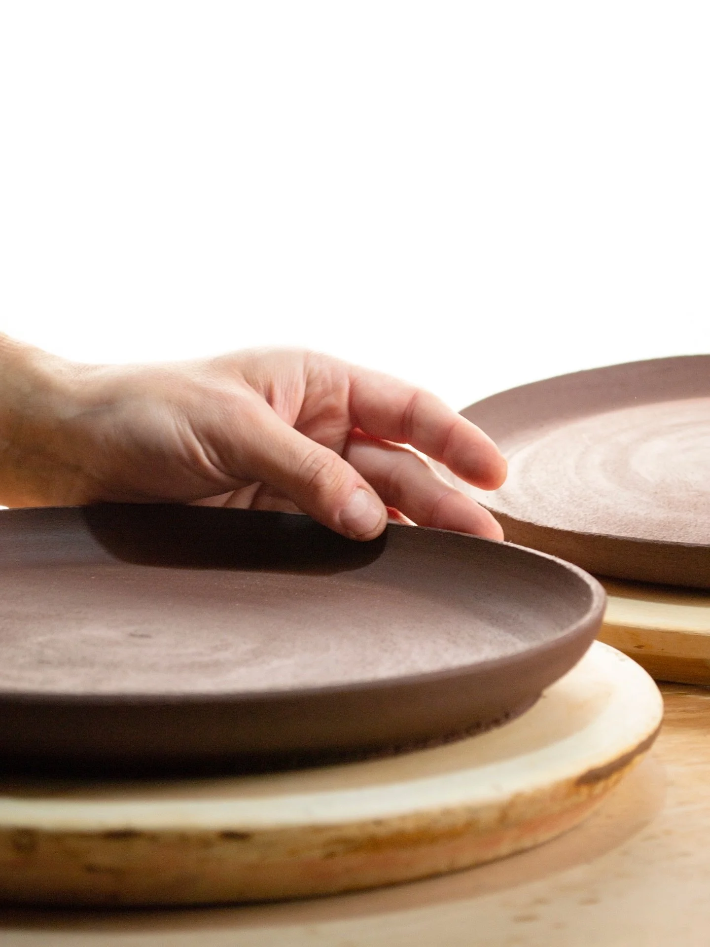 Estos platos de gres, reci&eacute;n torneados, todav&iacute;a no saben que quieren ser platos.
Son esa etapa cr&iacute;tica donde todo es posible:
se pueden rajar, torcer, hundir&hellip; o decidir, muy educadamente, dejar de existir.

Porque as&iacut