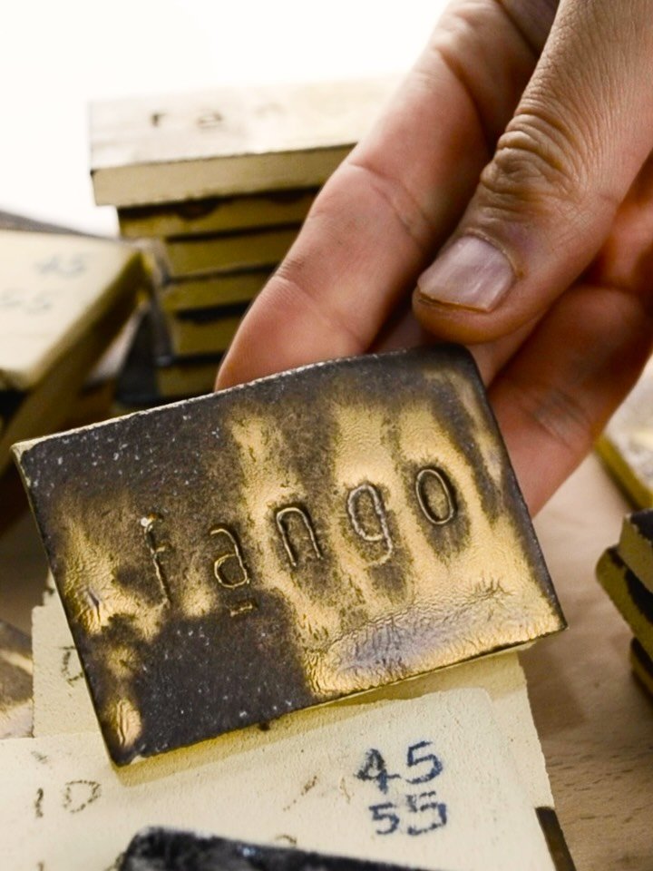 Ensayo y error.
La verdadera receta secreta de la cer&aacute;mica.

Porque no todo lo que brilla es oro&hellip;
aunque a veces casi lo parezca. Estas muestras de esmaltes promet&iacute;an dorado absoluto, alquimia antigua, riqueza eterna. Y lo que no