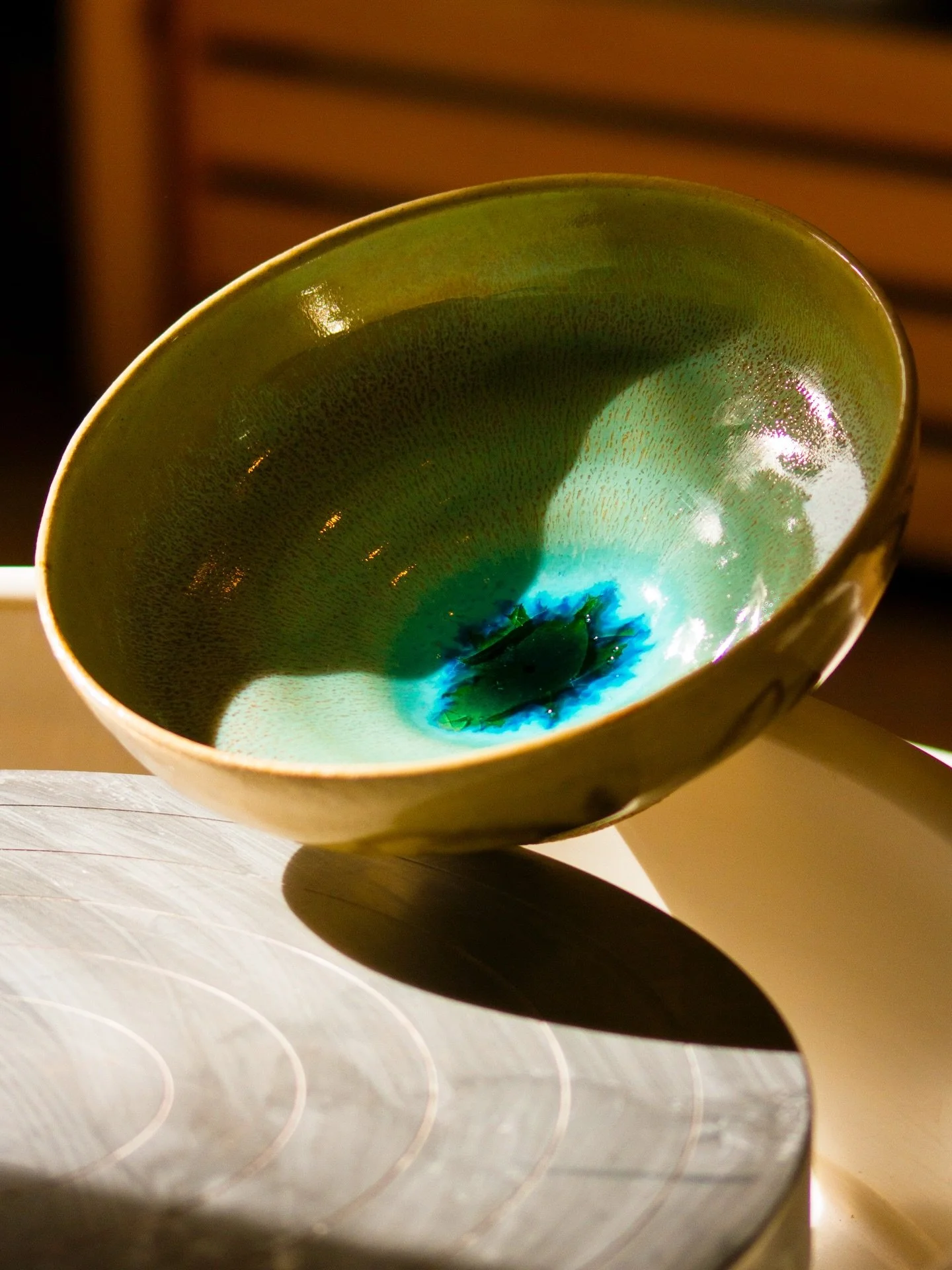 Cer&aacute;mica (in)quieta,
un universo sumergido
respira dentro.