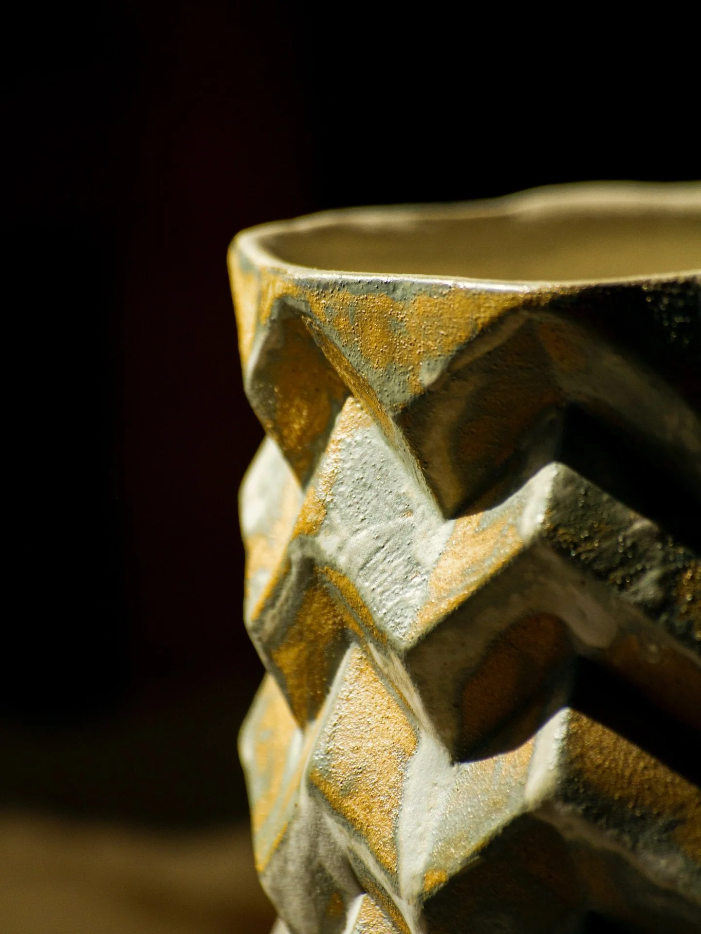 &iquest;De d&oacute;nde saca inspiraci&oacute;n un ceramista?

A veces del paisaje.
A veces del caos.
Y a veces &mdash;como en esta pieza&mdash; de un ni&ntilde;o que pasaba horas doblando papel hasta convertirlo en grulla.

El origami era orden.
Pre