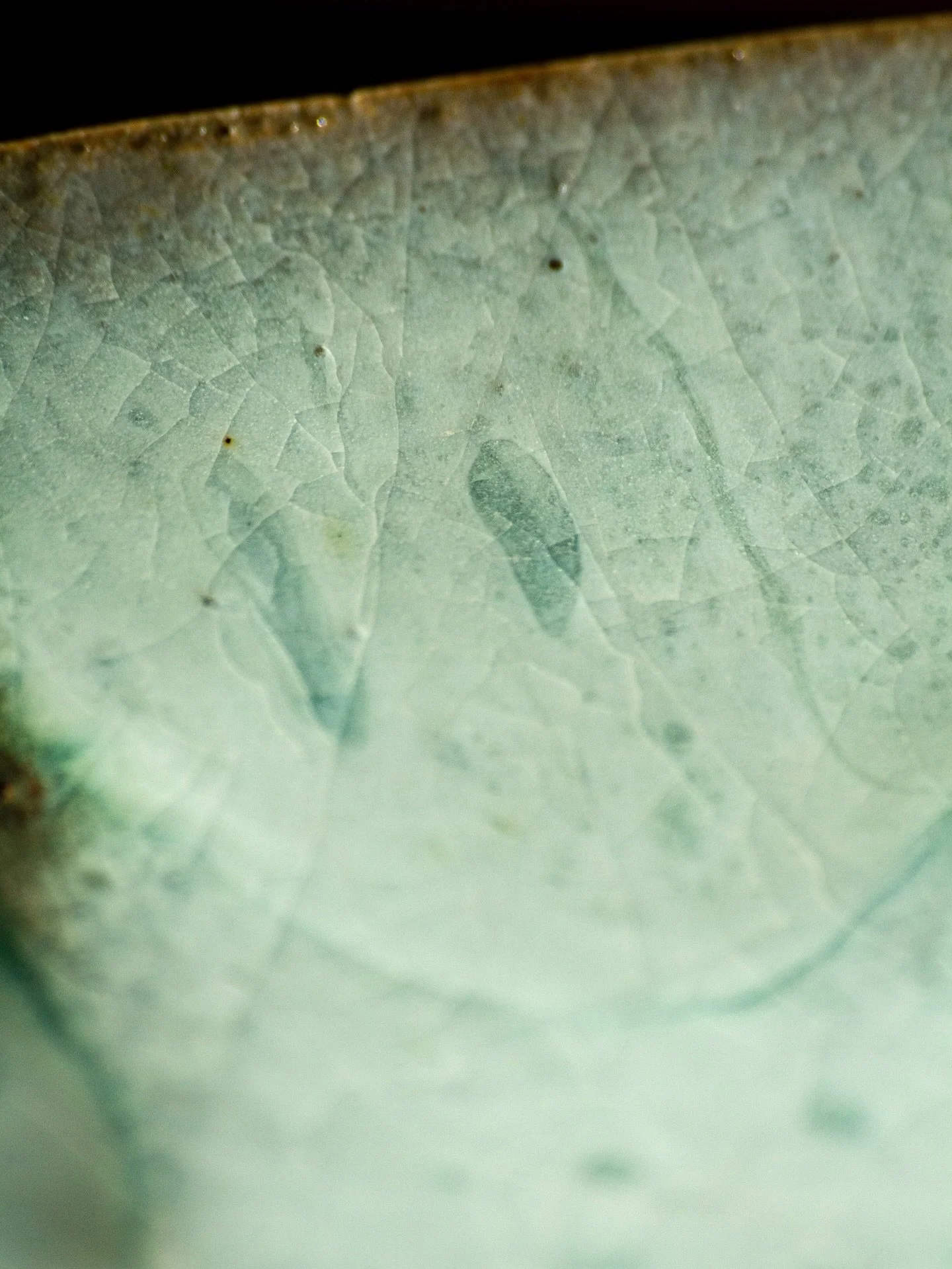 La primavera no llega, se insin&uacute;a.

Como la nieve cuando deja de resistirse al sol.
Como un esmalte llamado Snowflake que promete copos de nieve y termina derriti&eacute;ndose en unos puntos donde la pasta lo absorbe y lo reclama.

Primero cam