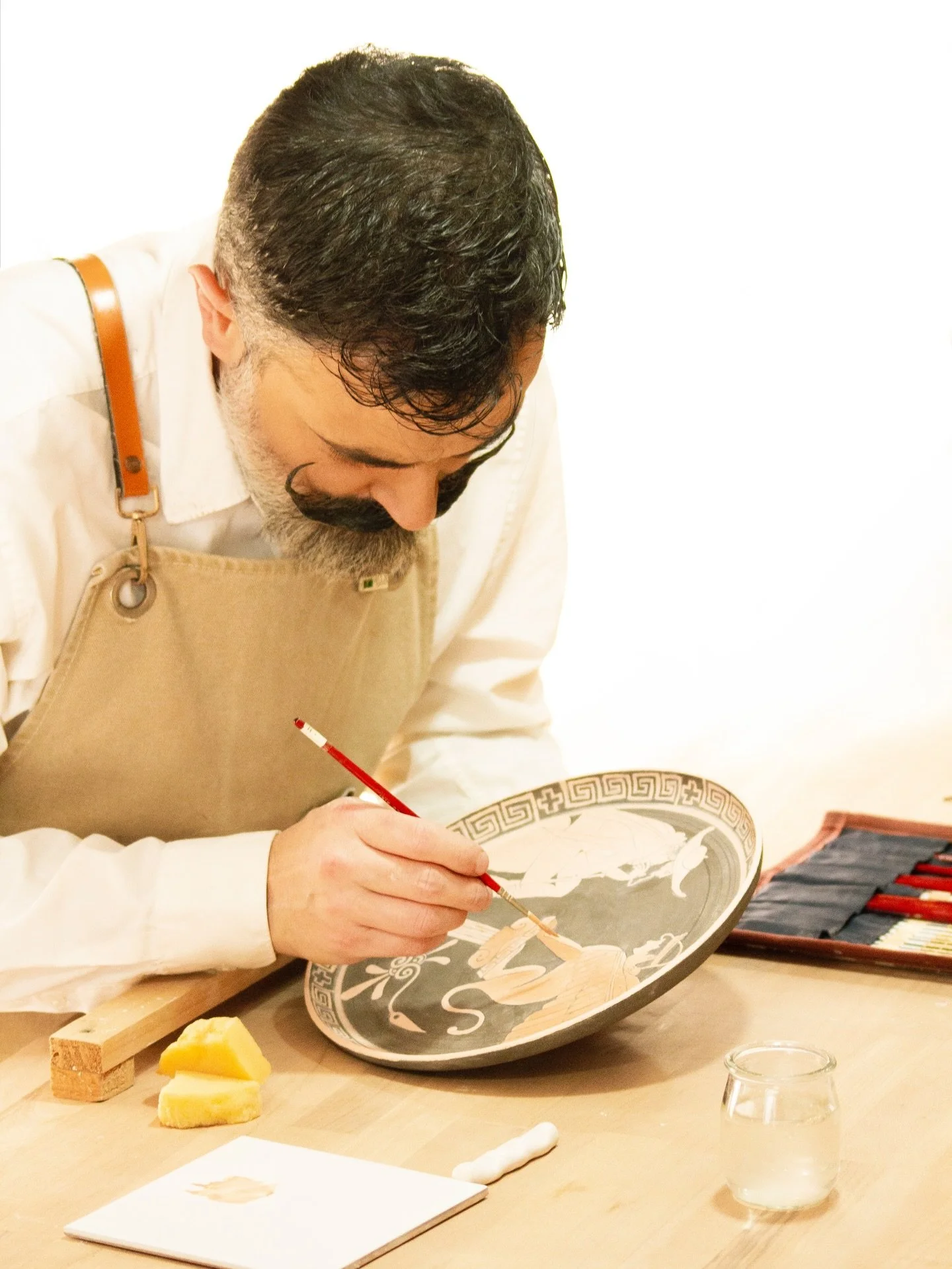 Pintar sobre cer&aacute;mica no es decorar.
Es escuchar lo que la pieza, la historia y la imagen ya estaban diciendo.

A veces no se trata de inventar desde cero, sino de volver a mirar y contar.
De tomar una forma antigua, un s&iacute;mbolo, una esc