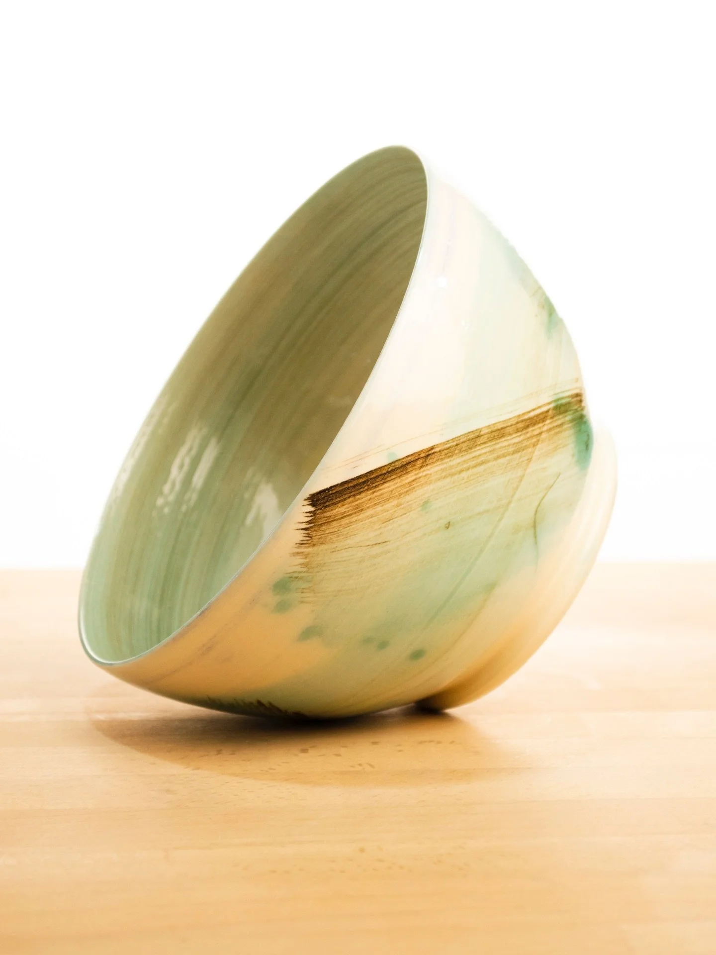 Por fuera, el gesto parece libre.
Casi ca&oacute;tico.
Como si la mano estuviera improvisando.

Por dentro, no.
Todo acaba encontrando su lugar.
El esmalte ordena, el fuego decide,
y lo que parec&iacute;a ruido
empieza a hablar.

&Oacute;xidos de man