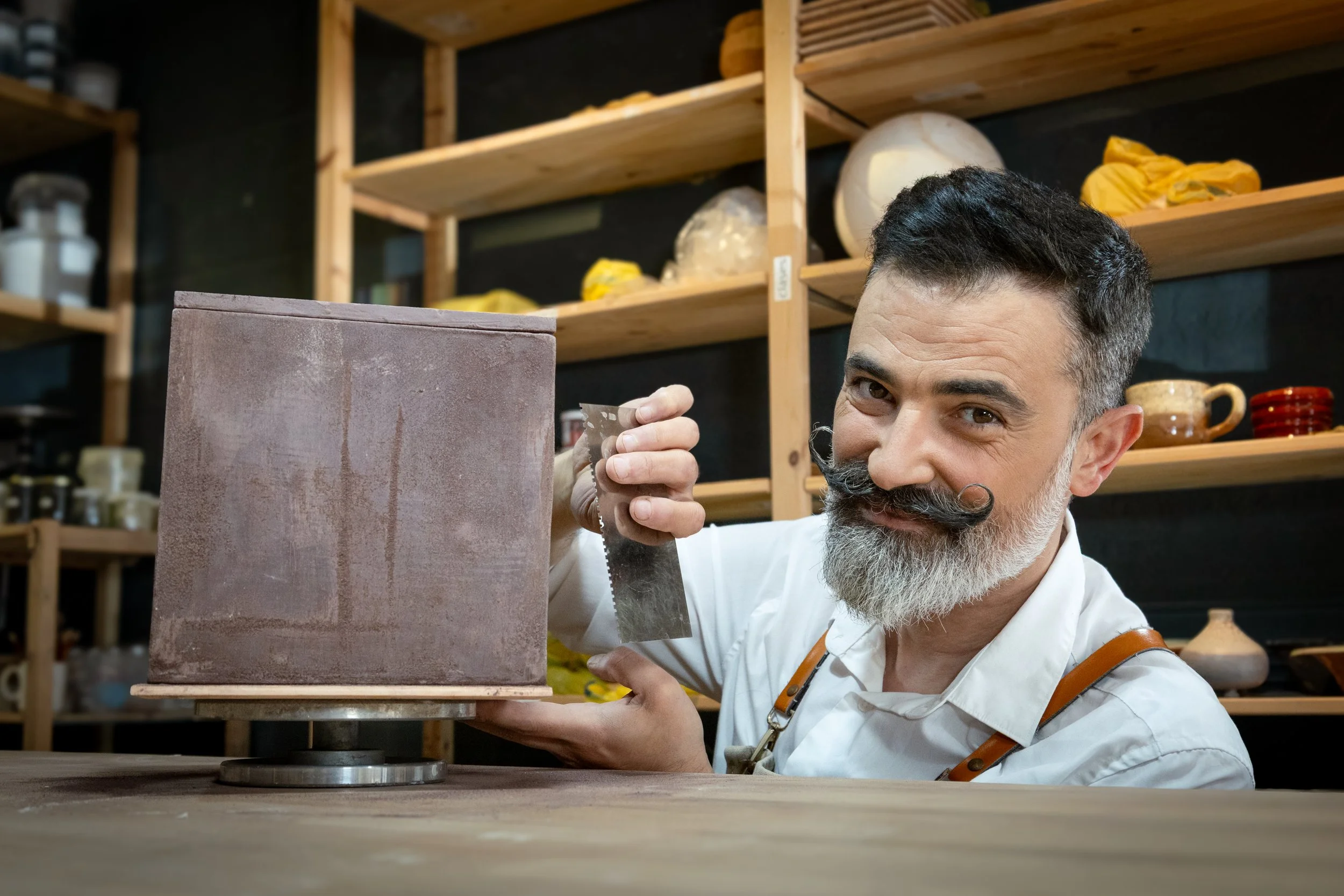 Daniele Perillo trabajando una escultura de arcilla en su estudio Fango.