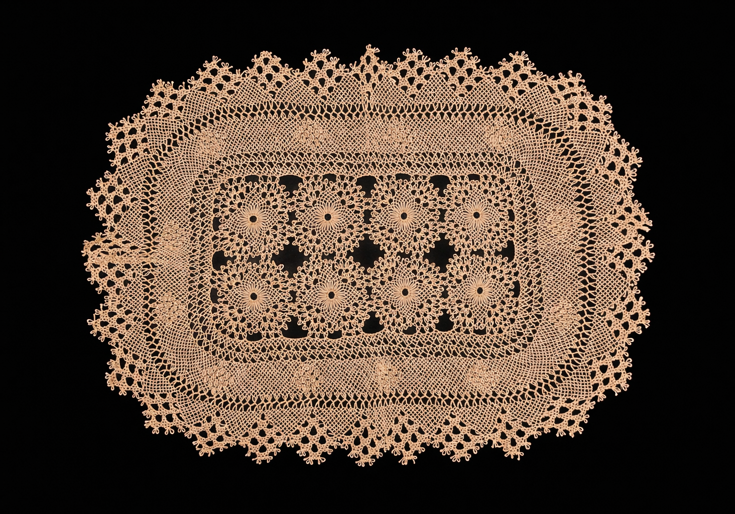 Linda Oral Şener, large needlelace doily, Samandağ, Hatay, Turkey. Photo credit: © Arpi Aprahamian 2026.