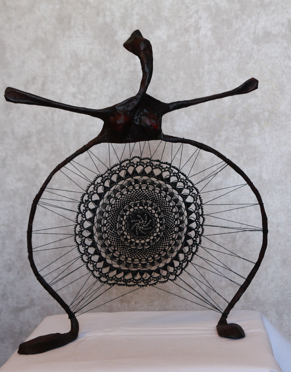 Armine Atoyan,  ՏԻԵԶԵՐՔԸ ԿՆՈՋ ՄԵՋ 396 hz (The Universe in Woman: 396 hz) , needlelace, cotton thread, Armenia, 2020. Կանացի լռությունից դեպի խոսք։ «Կինը դառնում է կենդանի մետաֆոր՝ անսահման տարածության՝ իր մեջ կրելով անցյալն ու ապագան։ Տիեզերքի ամենամ