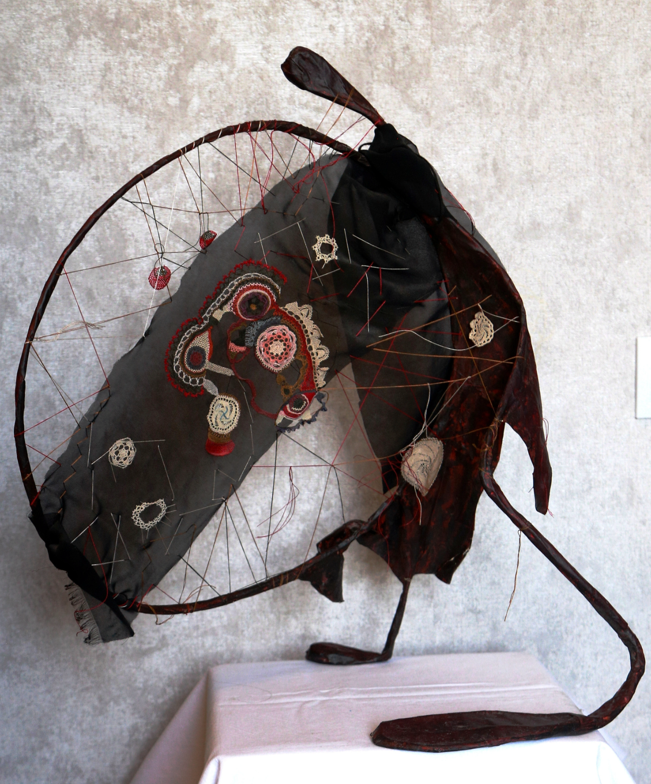 Armine Atoyan,  ԱՇԽԱՐՀԸ ԳՐԿԱԾ (The World Embraced) , needlelace, silk thread, Armenia. «Կոմիտասը, գրկելով աշխարհը, որպես երաժշտության անվերջ շրջապտույտ, քայլում է գյուղից գյուղ։ Եվ այդ շրջապտույտում ձայնը միշտ վերածնվում է։ Ասեղնագործ ժանյակների հանգ