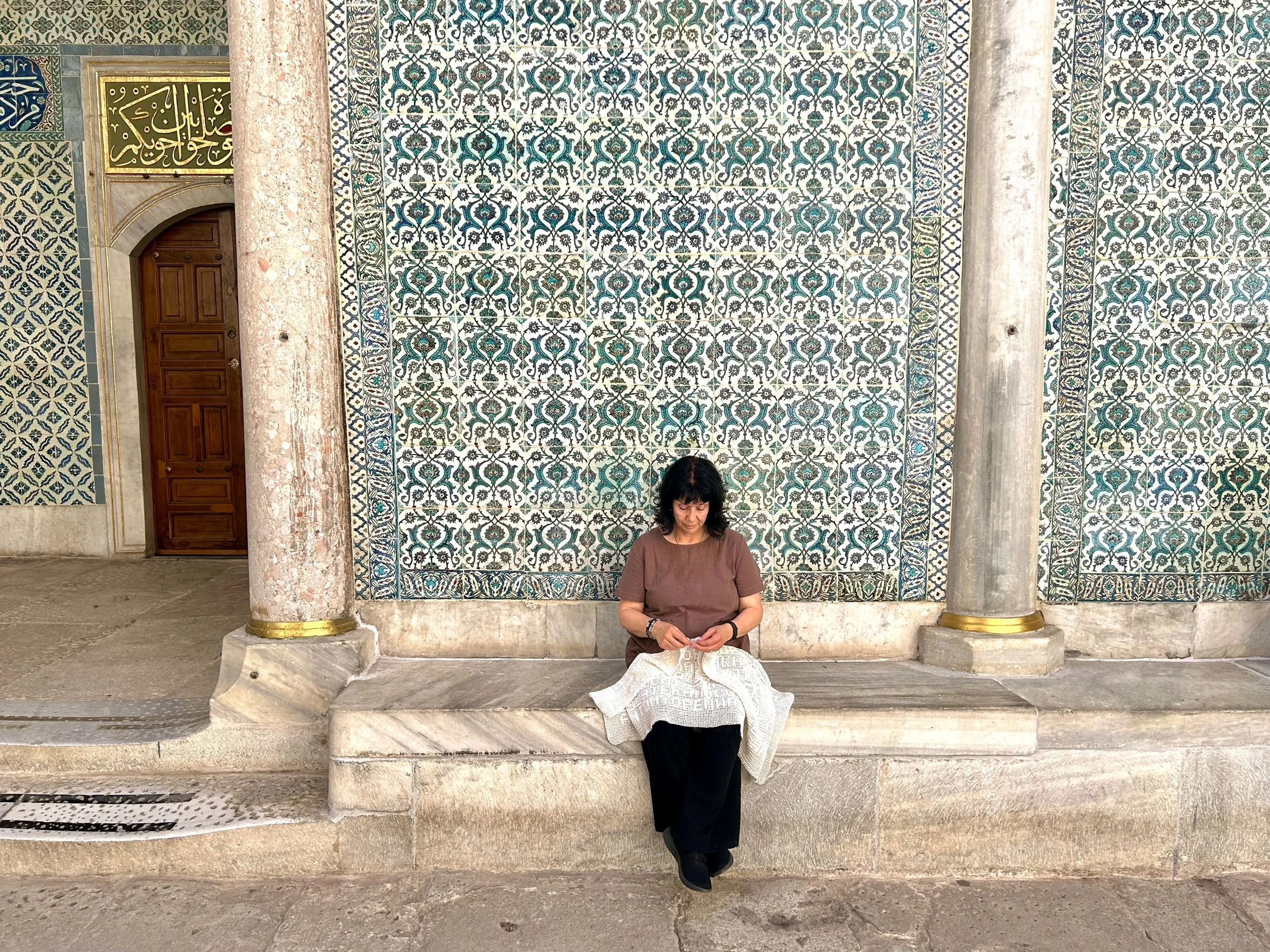 Deborah crocheting Satinig's story at the Imperial Harem of Topkapı Palace, Istanbul, Türkiye, 2024. Photo credit: Elise Youssoufian 2024.