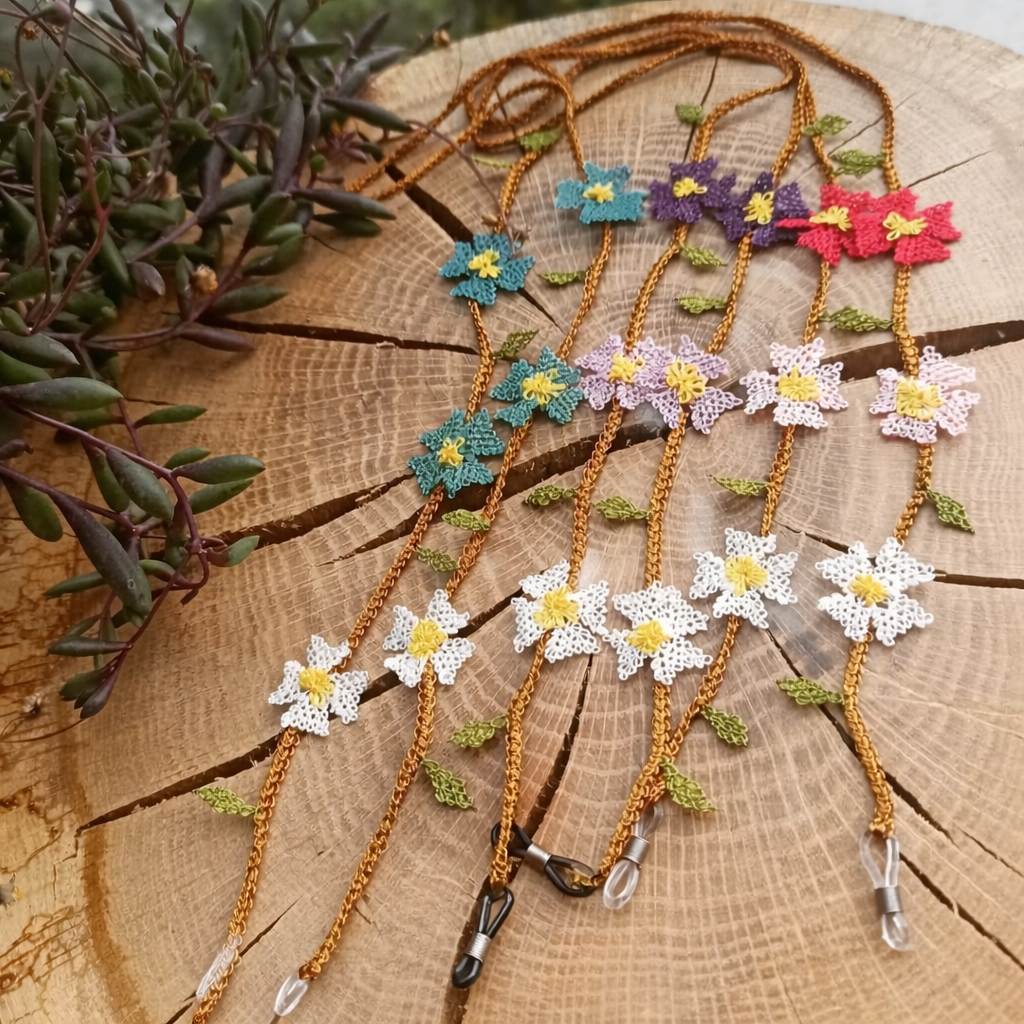 Linda Oral Şener, crocheted eyeglass chains with floral needlelace motifs, Samandağ, Hatay, Turkey. Photo: © Linda Oral Şener 2026.