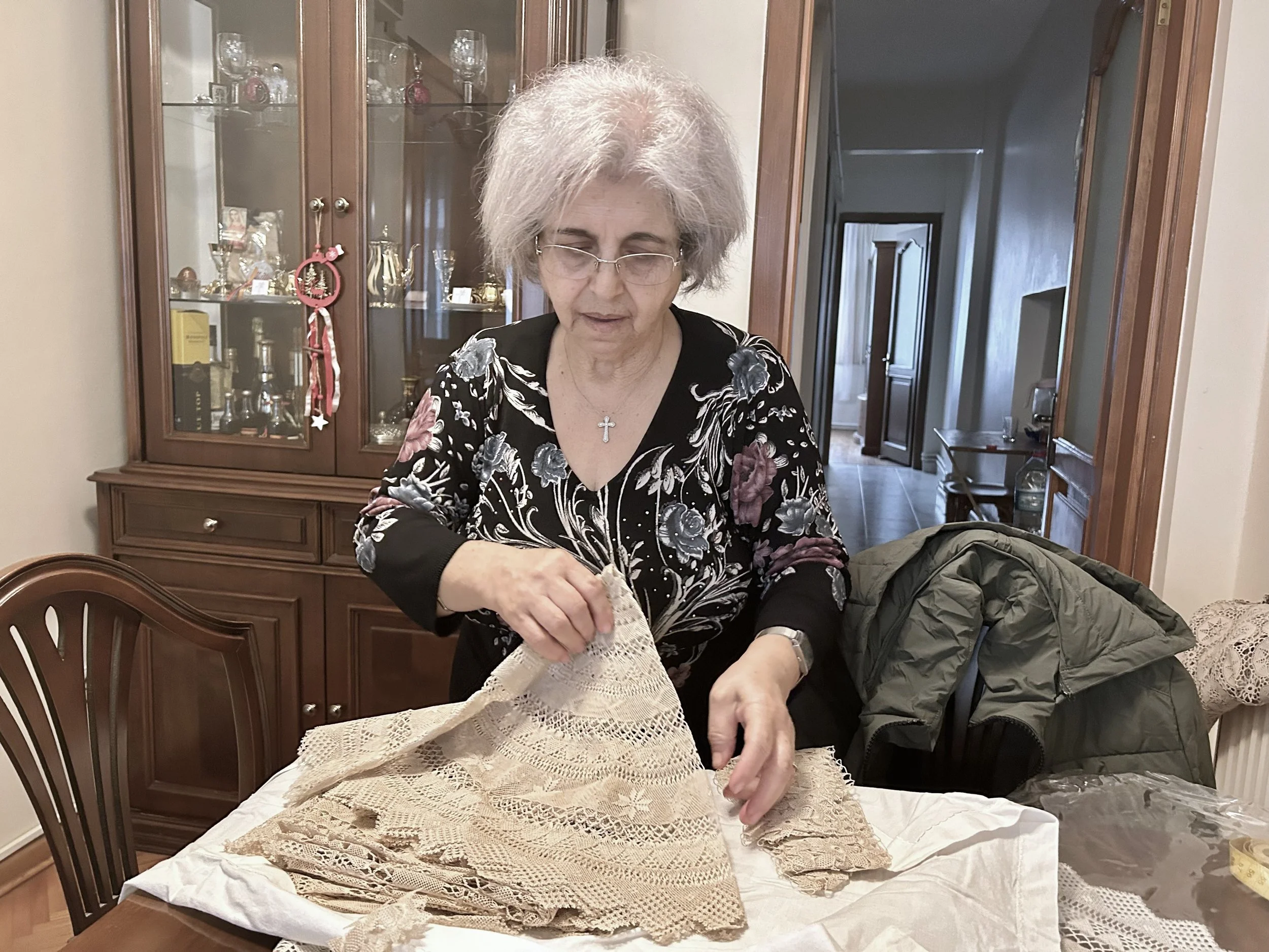 Mari Silahli displaying her needlelace, Şişli, Istanbul, Türkiye, 2023. Photo credit: © Deborah Valoma, 2023.