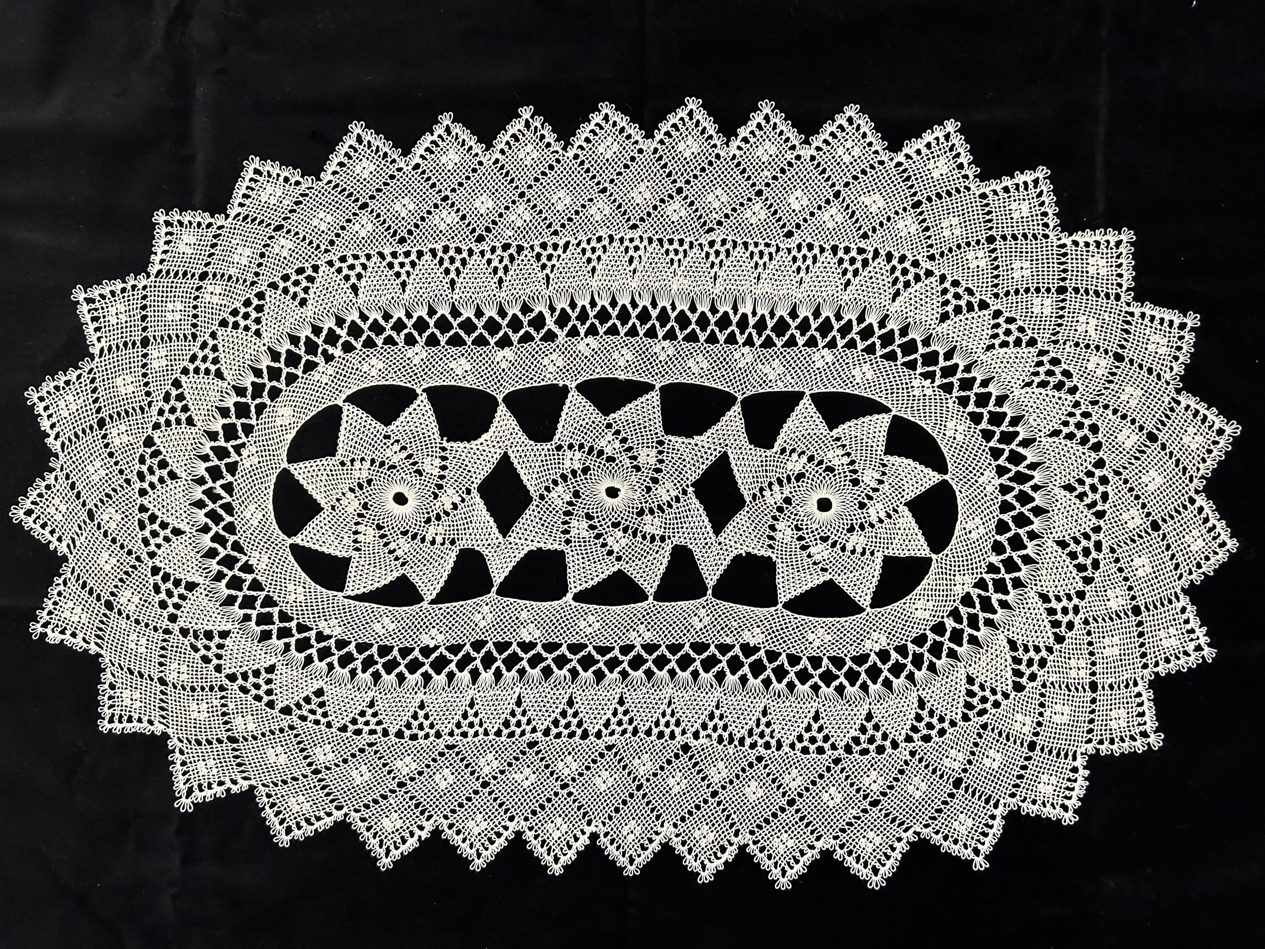 Mari Silahli, needlelace table runner, Şişli, Istanbul, Türkiye. Photo credit: © Deborah Valoma, 2025.
