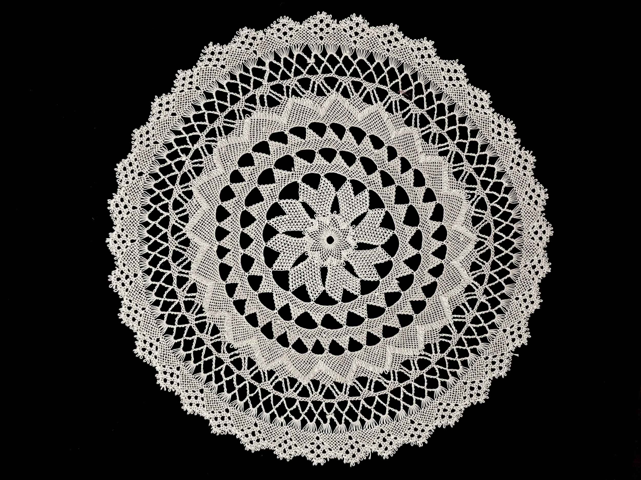 Mari Silahli, needlelace doily, Şişli, Istanbul, Türkiye. Photo credit: © Deborah Valoma, 2025.
