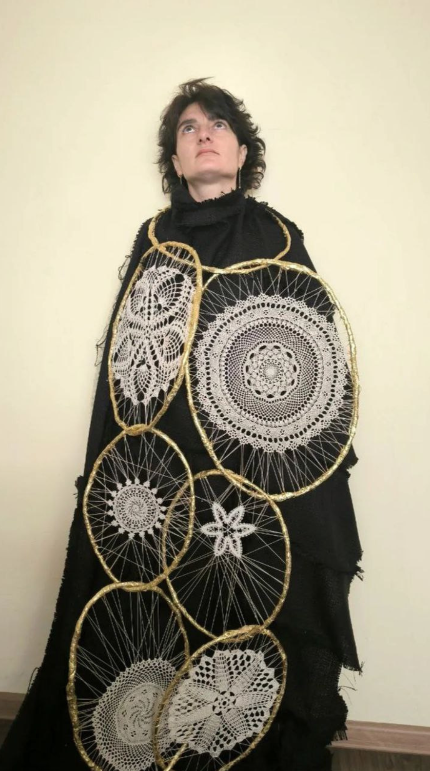 Armine Atoyan (maker and model),  ՅՈԹ ՄԱՀԱՑՈՒ ՄԵՂՔԵՐԸ ԵՎ ՕՐԸ (The Seven Deadly Sins and the Day) , needlelace, crochet lace, bobbin lace, wire, cotton fabric and thread, Armenia, 2025. «Ամեն օր մենք կրում ենք այդ շղթան և անտեսում նրա ազդեցությունը։» 
