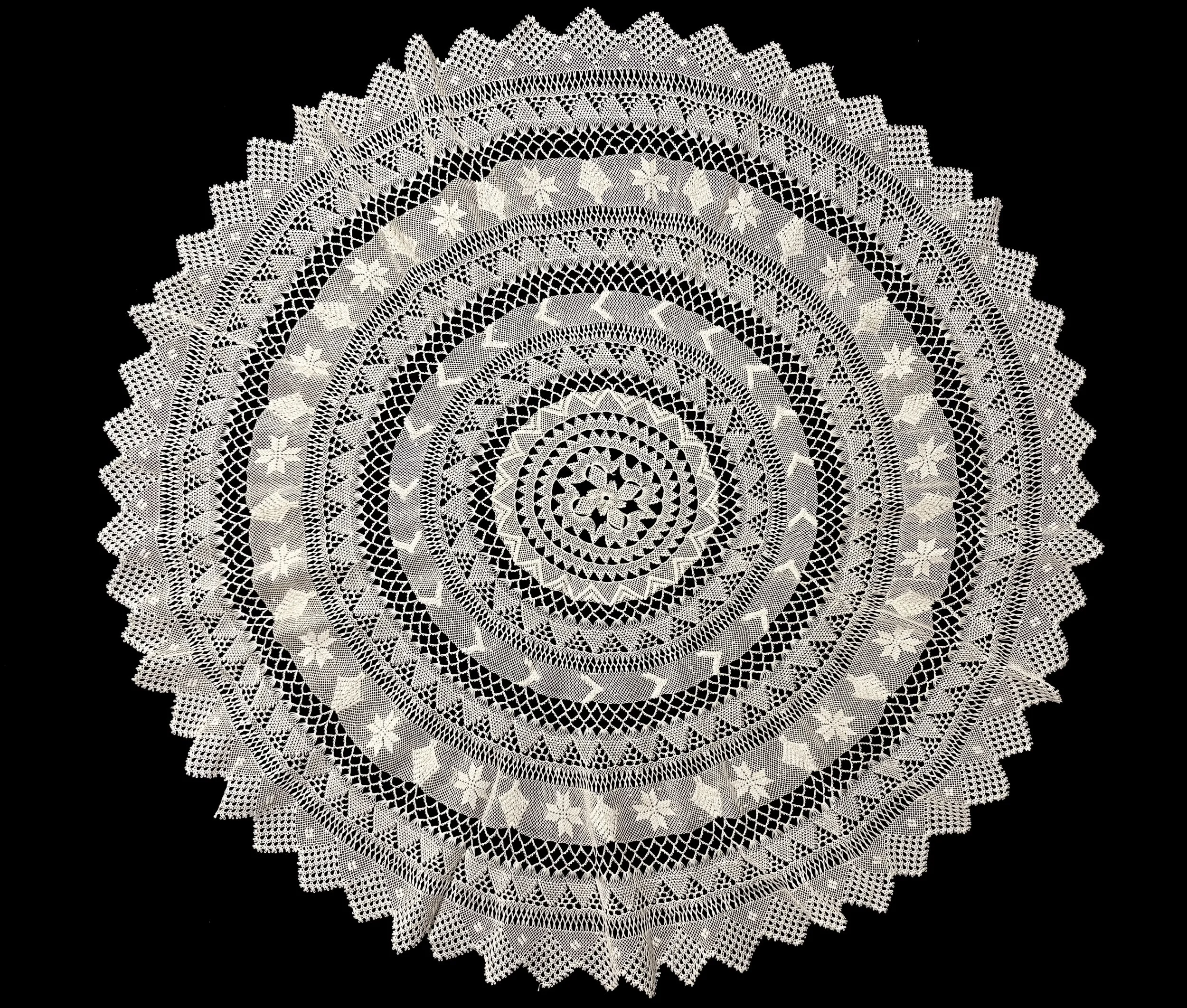 Mari Silahli, large needlelace doily, Şişli, Istanbul, Türkiye. Photo credit: © Deborah Valoma, 2025.