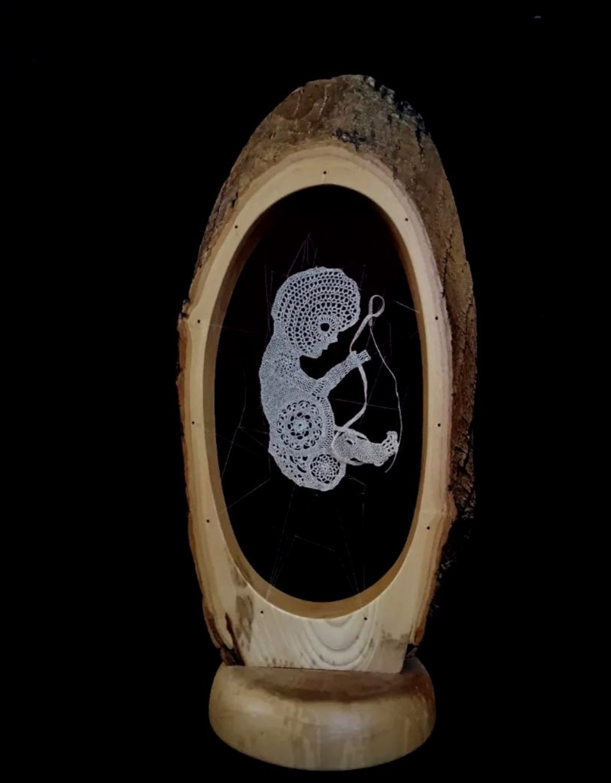 Armine Atoyan,  ԺԱՆՅԱԿԻ ԾՆՈՒՆԴԸ (The Birth of Lace) , wood, needlelace, silk thread, Armenia, 2017 and 2025. «Ձեր միջի երեխային տեսեք ինչպես մաքրության սիմվոլ։ Նա իրական կերպարն է այն մարդու, որը մենք կանք։ Դա այն մարդն է, ով սիրում է հոգ տանել առանց