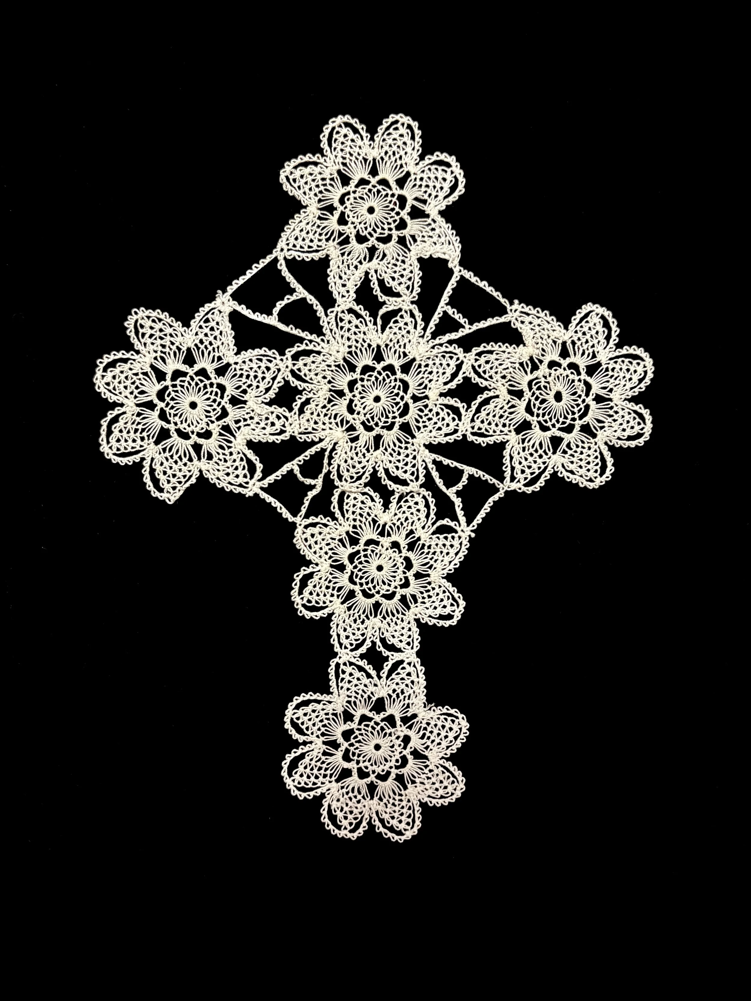 Mari Silahli, needlelace cross, Şişli, Istanbul, Türkiye. Photo credit: © Deborah Valoma, 2025.