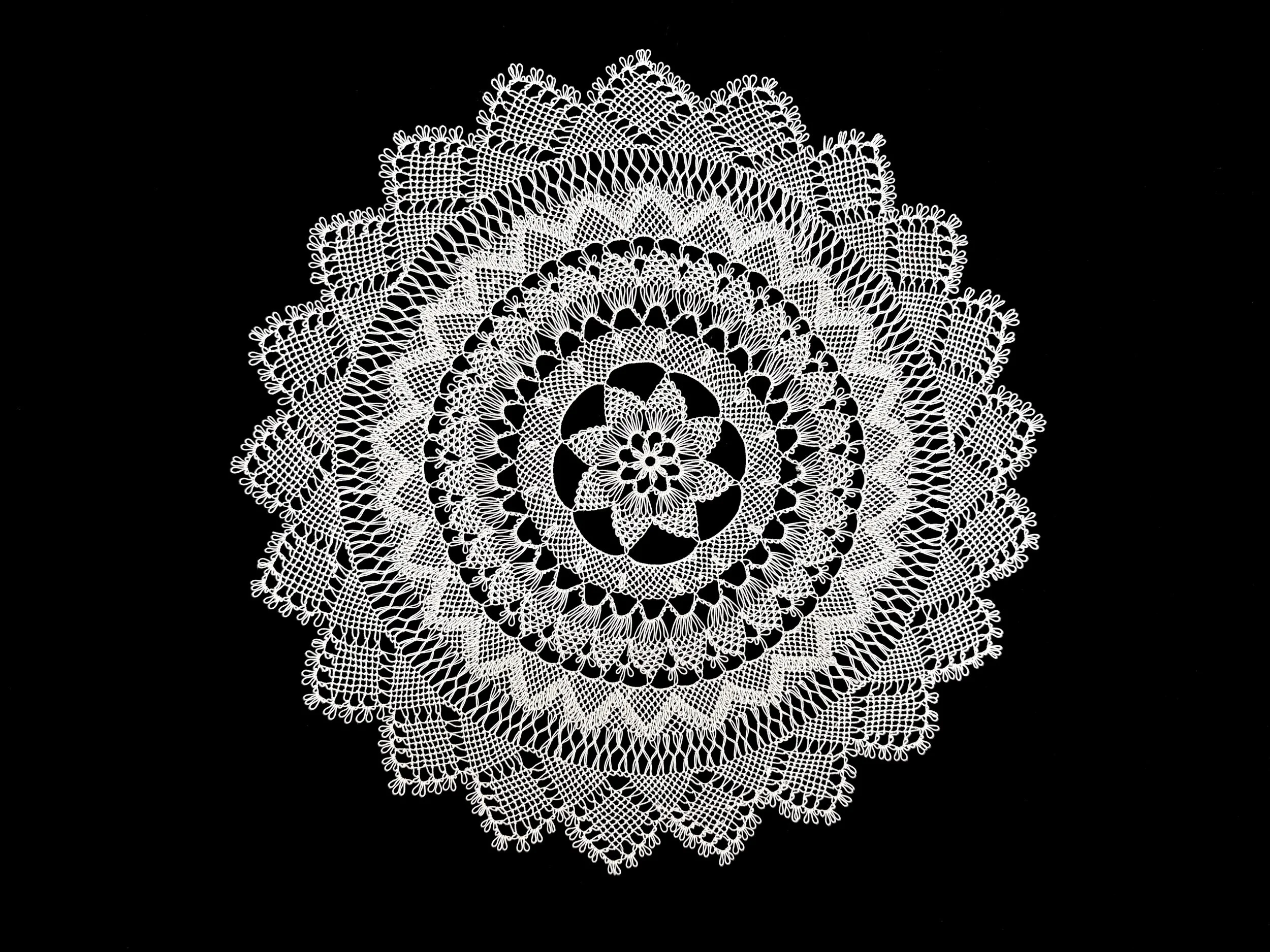 Dzaghig Chitchi, needlelace doily, Şişli, Istanbul, Türkiye, 2023. Photo credit: © Deborah Valoma 2023.