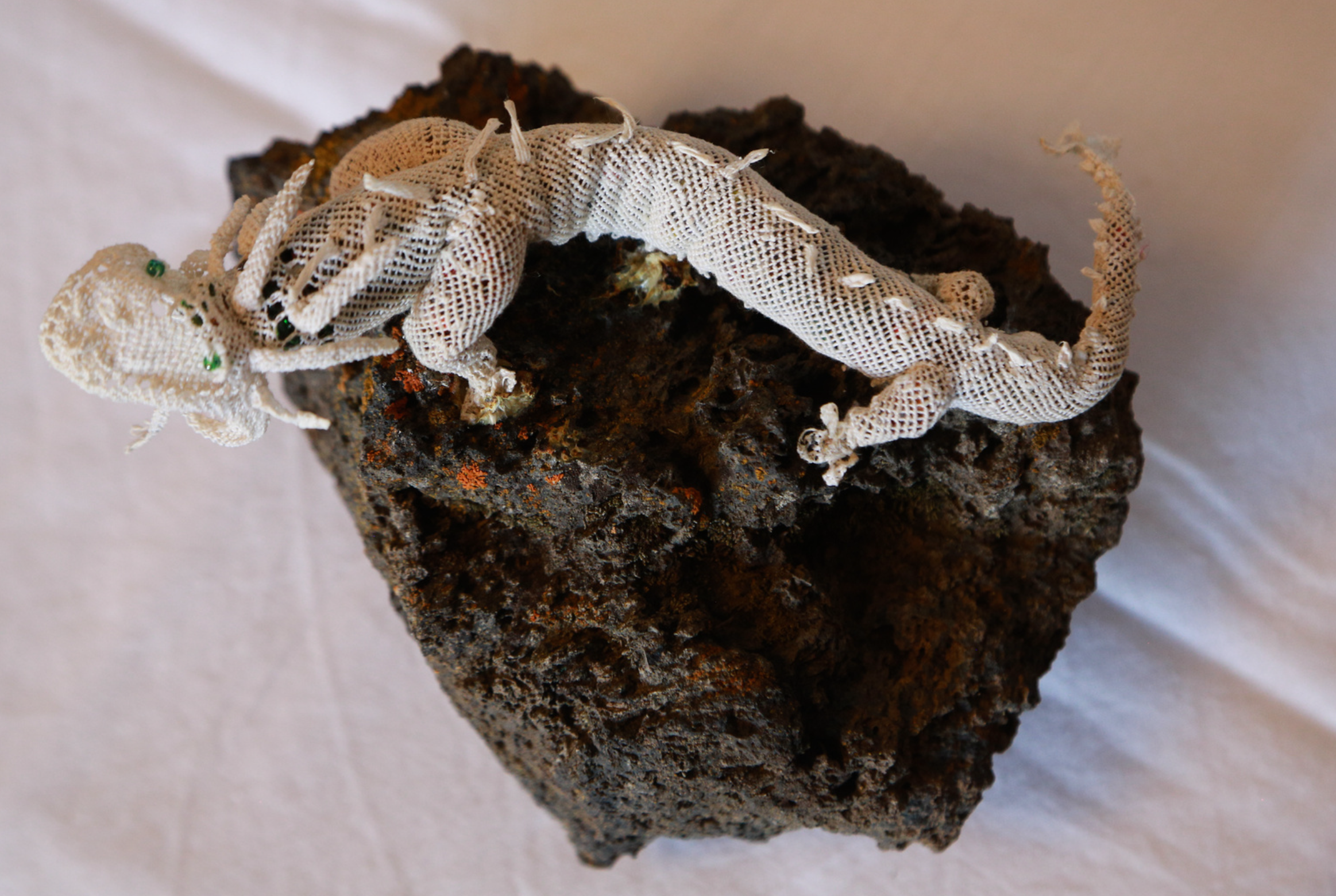 Armine Atoyan,  Աներևույթ վիշապը (The Invisible Dragon) , needlelace, Armenia, 2019. «Լևոն Խեչոյանի պատմվածքները հողային են, որոնց հիման վրա էլ ստեղծված են այս տիկնիկը։ Մենք ապրում ենքանդադար սոված հոգիների աշխարհում՝ անծայրածիր ցանկացող և երբեք չբավ