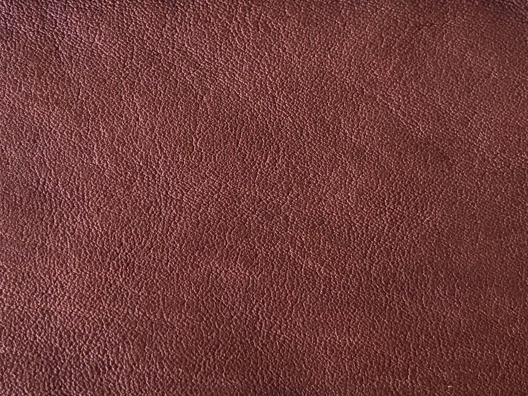 Primer plano de superficie de cuero texturizado marrón.