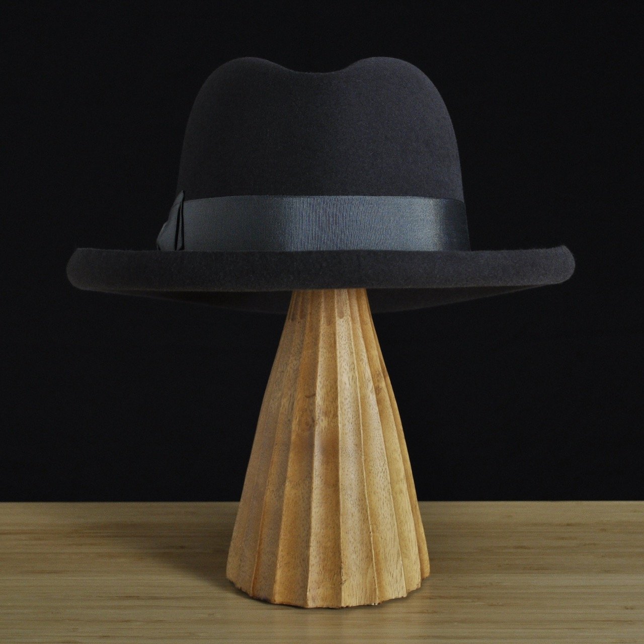 Vista trasera del sombrero de fieltro antracita «The Westminster», con copa estructurada, ala rizada y cinta de grosgrain a juego con un clásico lazo doble.