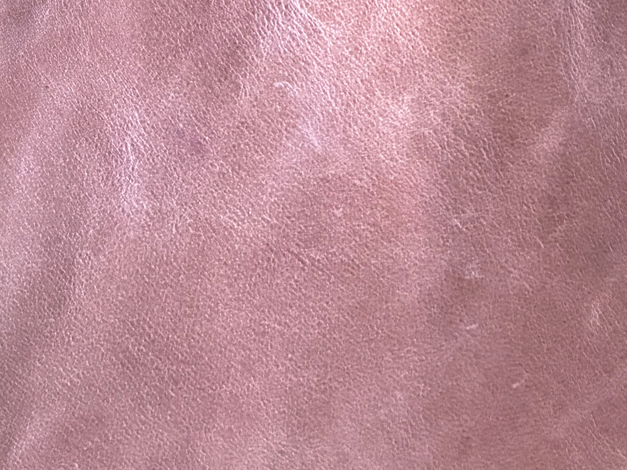 Primer plano de superficie de cuero texturizado rosa.