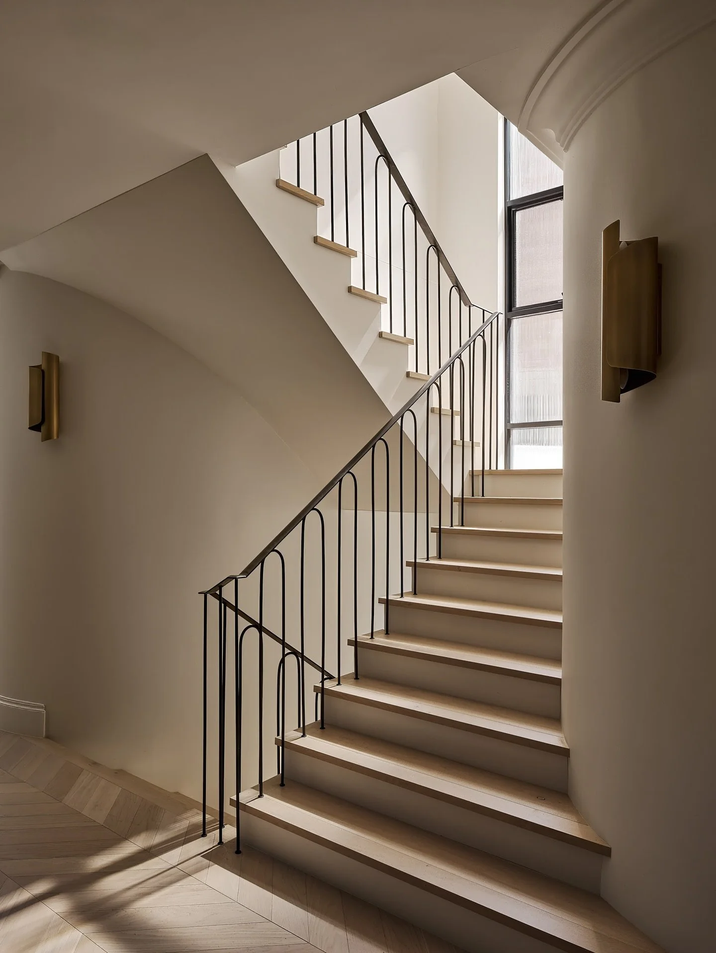 Concord residence - this staircase is a beautiful focal point to this home. 

Architecture @map.arch 
Interior design @callalily_design_studio

#staircasedesign #staircases #interiors #interiordesign #architecture