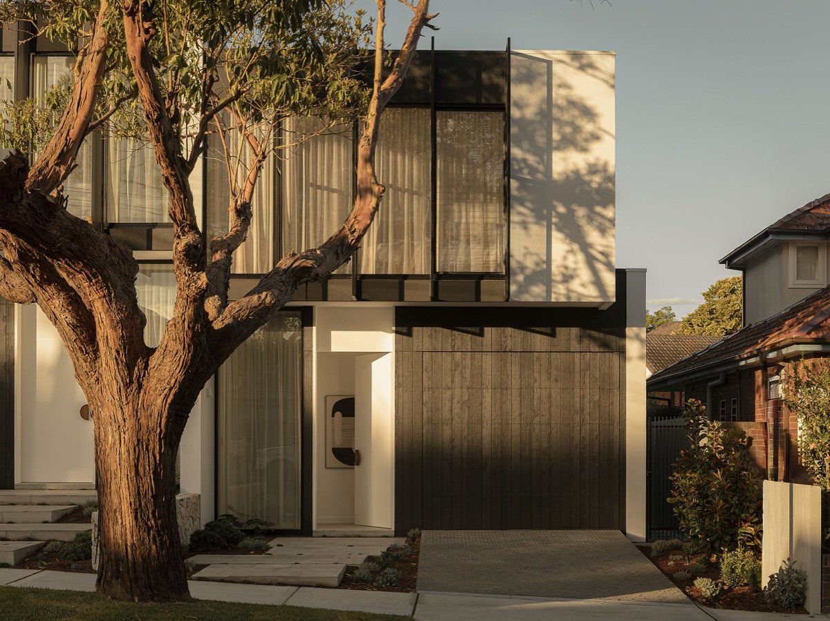 Russell Lea duplex recently completed 🖤

Architect @map.arch 
Builder @oscprojects 
Photography @romeo_archi_

#architecture #archilovers #duplex #design