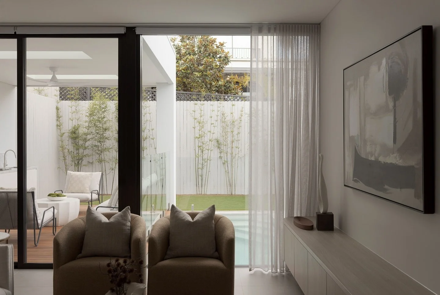 Russell Lea lounge // a harmonious blend of comfort, style and nature. 

#interiors #architecture #architect #archilovers #archdaily 

📸 @romeo_archi_